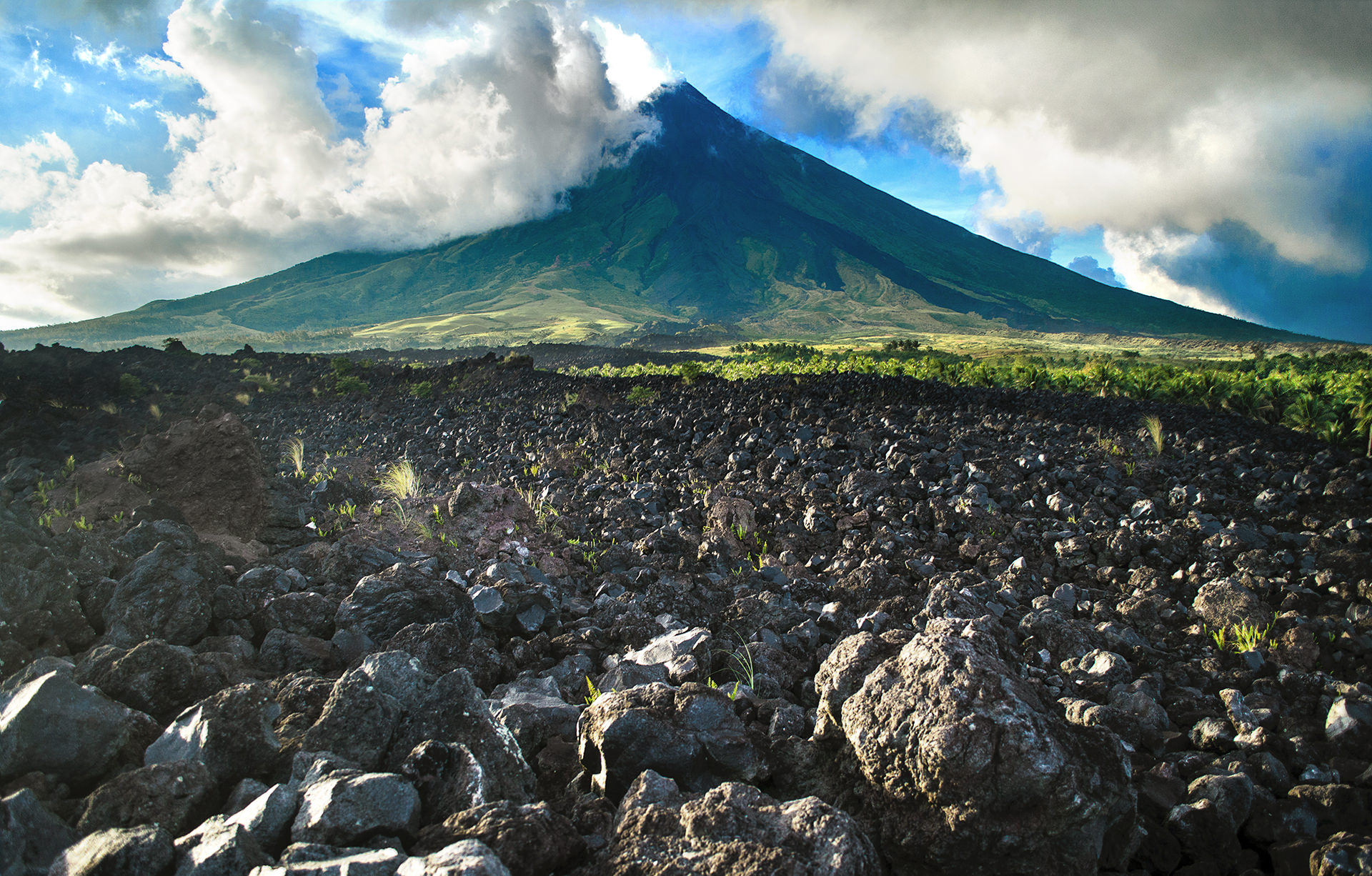 World Is Beautiful Mayon Volcano ツ